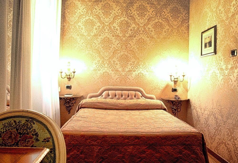 רומא Hotel Des Epoques מראה חיצוני תמונה
